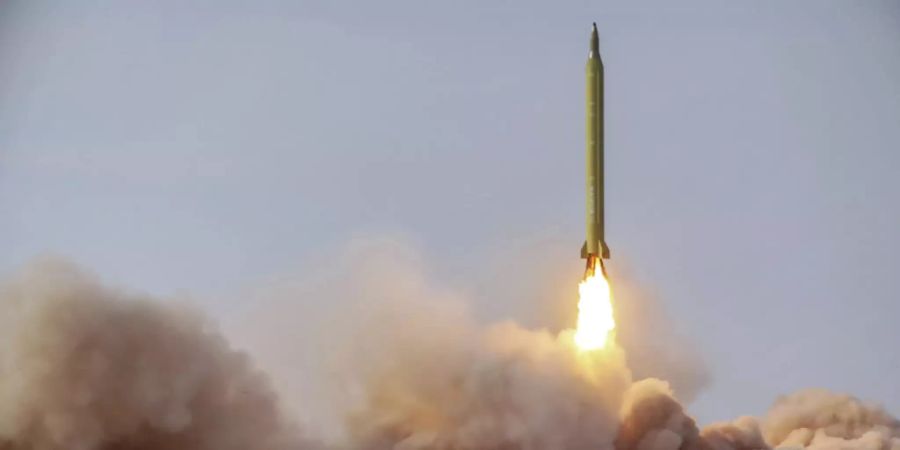 HANDOUT - Ein von der iranischen Revolutionsgarde zur Verfügung gestelltes Foto zeigt eine Rakete, die bei einer Übung gestartet wird. Foto: ---/Iranian Revolutionary Guard/Sepahnews/AP/dpa - ACHTUNG: Nur zur redaktionellen Verwendung und nur mit vollständiger Nennung des vorstehenden Credits