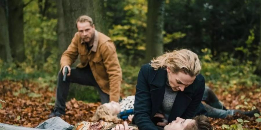 Im Wald: Hinnerk Schönemann (l-r) als Hauke Jacobs, Jana Klinge als Hannah Wagner und Slavko Popadic als Maik Lisek. Foto: Gordon Timpen/NDR/ARD Degeto/dpa