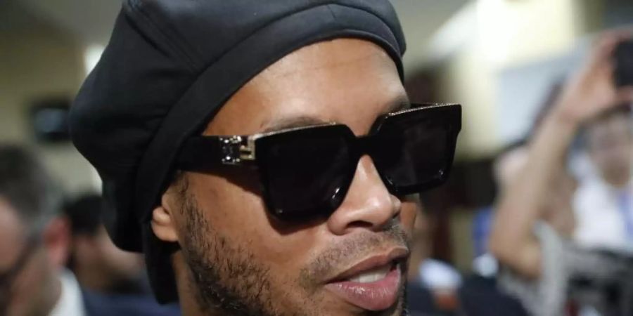 Der ehemalige brasilianische Fussballstar Ronaldinho macht Musik mit einer Rap-Gruppe aus São Paulo. Foto: Jorge Saenz/AP/dpa