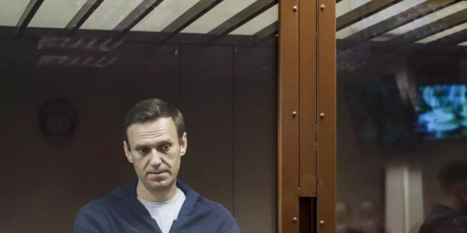 Alexej Nawalny steht wegen der angeblichen Beleidigung eines Weltkriegsveteranen vor Gericht. Foto: -/Babuskinsky District Court/AP/dpa Alexej Nawalny steht wegen der angeblichen Beleidigung eines Weltkriegsveteranen vor Gericht. Foto: -/Babuskinsky District Court/AP/dpa