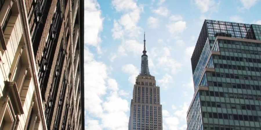 Die Spitze des Empire State Buildings in New York soll am Valentinstag in Pink leuchten. Foto: Christina Horsten/dpa