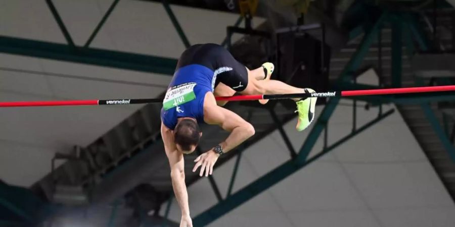 Für den Höhepunkt in Karlsruhe sorgte der französische Olympiasieger Renaud Lavillenie mit 5,95 Metern im Stabhochsprung. Foto: Uli Deck/dpa-Pool/dpa