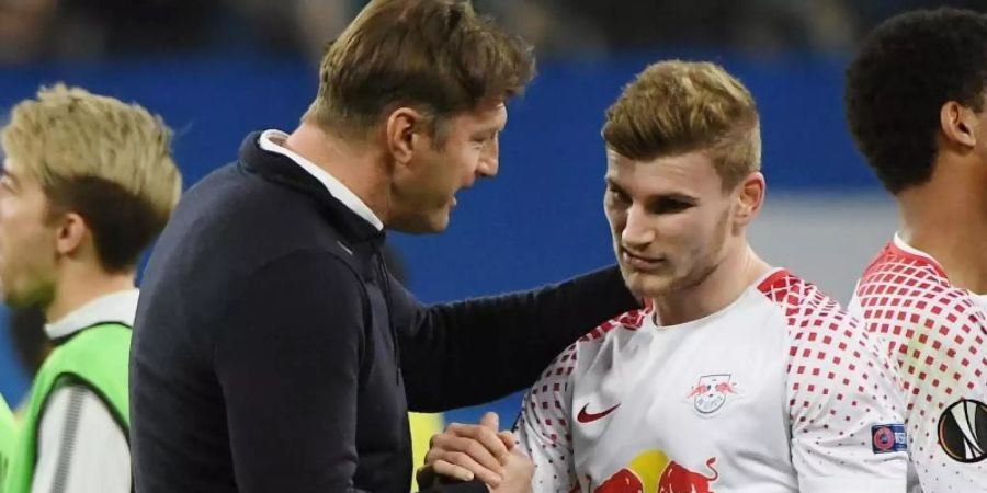Trainer Ralph Hasenhüttl (l) unterhält sich bei RB Leipzig mit Timo Werner. Foto: Hendrik Schmidt/dpa-Zentralbild/dpa