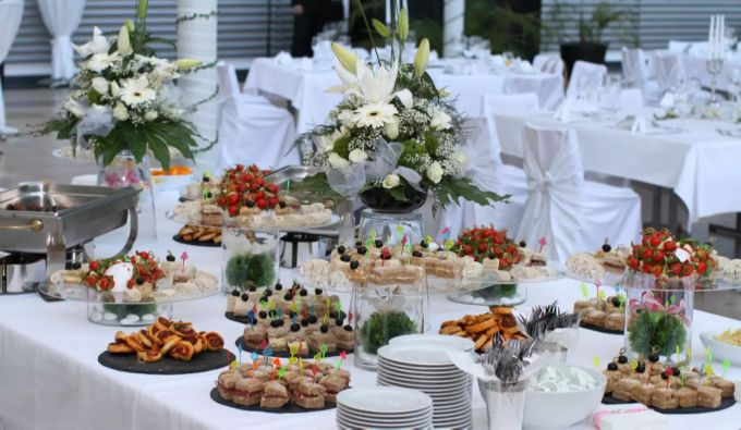 Schön angerichtete Apéro Häppchen vorbereitet durch prime-food Catering & Events. prime-food Catering & Events