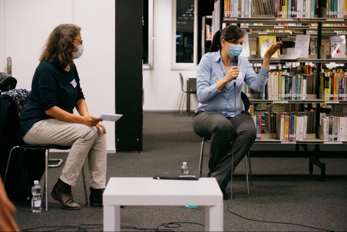 Die Flickstube der Caritas bietet einen sozialen Treffpunkt in der Bibliothek.