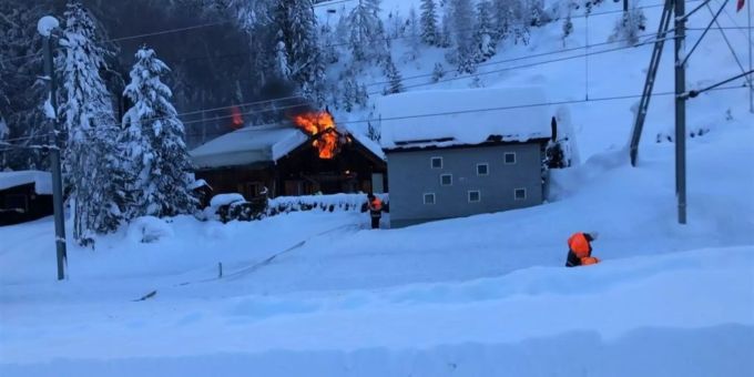Zwei Verletzte bei Ferienhausbrand.