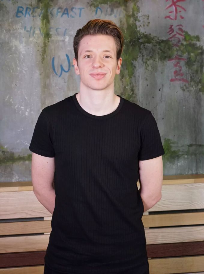 Nebst seiner Tätigkeit als Streamer singt Chrigi leidenschaftlich gerne portugiesischen Schlager. Junger Mann als Streamer