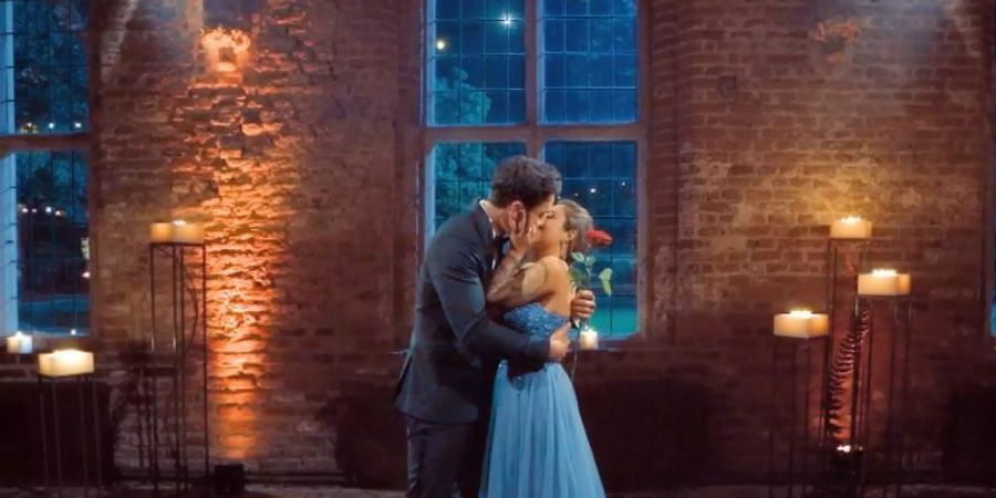 Melissa Damilia küsst im Finale der RTL-Flirtshow «Die Bachelorette» Leander Sacher. Foto: TVNOW/dpa
