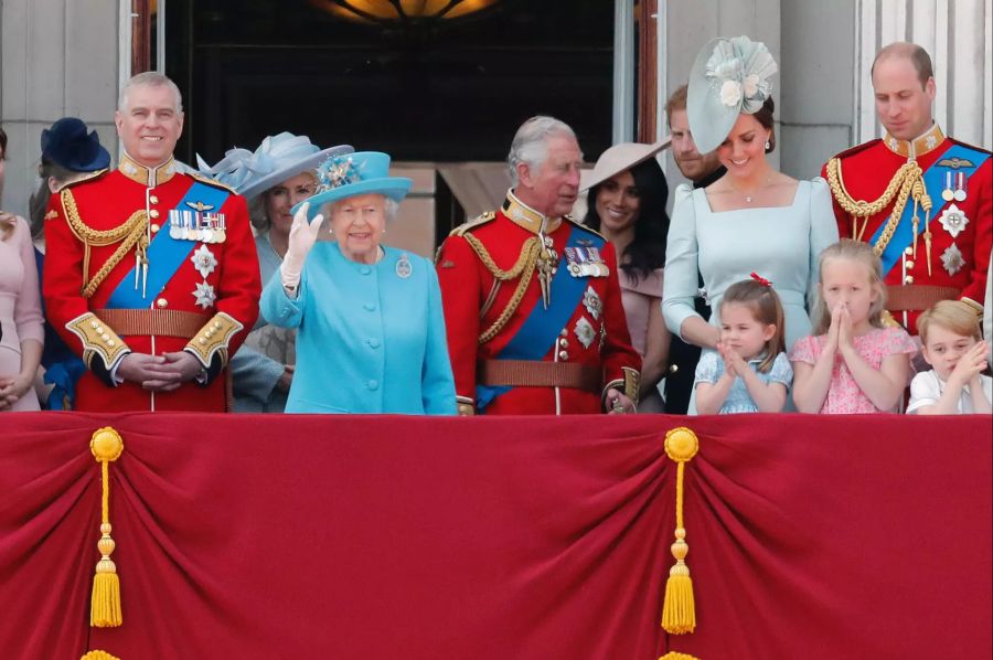 Im Jahr 2018: Prinz Andrew (von links nach rechts), Königin Elizabeth, Prinz Charles, Herzogin Meghan, Prinz Harry, Herzogin Kate und Prinz William nach der «Trooping the Colour»-Parade.