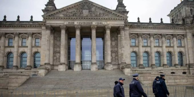 Polizisten vor dem Berliner Reichstagsgebäude Polizisten vor dem Berliner Reichstagsgebäude