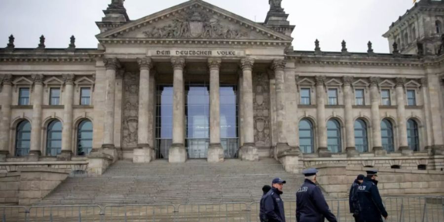 Polizisten vor dem Berliner Reichstagsgebäude