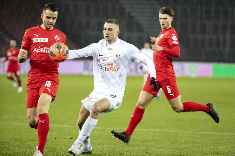 Vaduz' Yannick Schmid (l.) im Duell mit Blaz Kramer (r.) vom FCZ.