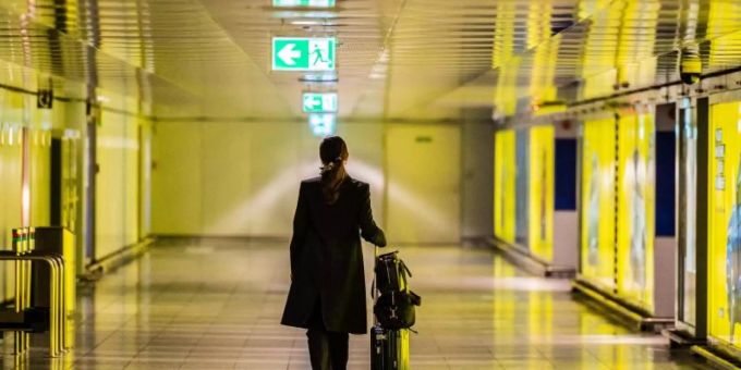 Allein am Flughafen. Die Corona-Pandemie schränkt Geschäftsreisen massiv ein. Foto: Andreas Arnold/dpa Allein am Flughafen. Die Corona-Pandemie schränkt Geschäftsreisen massiv ein. Foto: Andreas Arnold/dpa