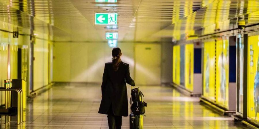 Allein am Flughafen. Die Corona-Pandemie schränkt Geschäftsreisen massiv ein. Foto: Andreas Arnold/dpa