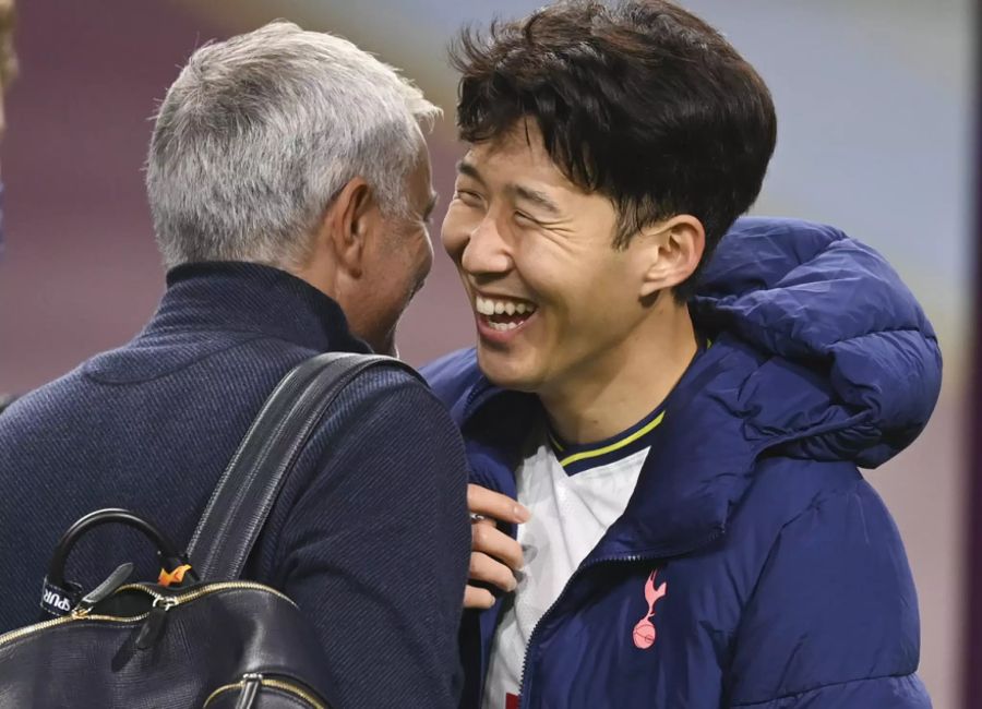 Die Umarmungen kommen gut an und bringen Erfolg: José Mourinho herzt Heung-min Son.