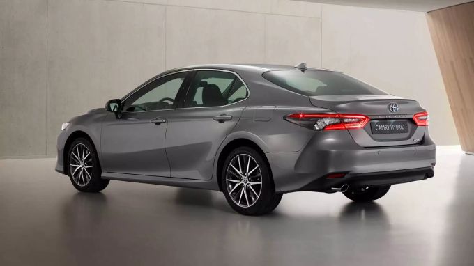 Von hinten hat sich der Toyota Camry Hybrid nicht verändert 2021 Toyota Camry Hybrid