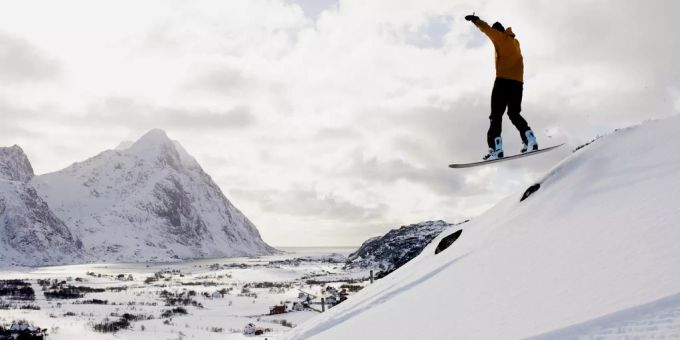 Snowboarden auf den Lofoten. Snowboarden