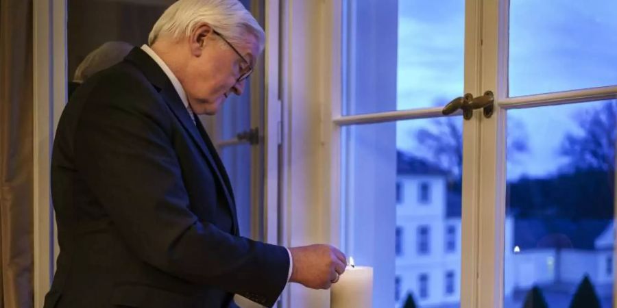 Bundespräsident Frank-Walter Steinmeier hatte zuletzt dazu aufgerufen, ein Licht ins Fenster zu stellen, um der Corona-Toten zu gedenken. Foto: Jesco Denzel/Bundespresseamt/dpa