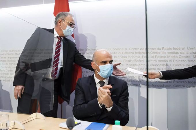 Bundesrat Alain Berset, rechts, und Bundespräsident Guy Parmelin, dürften am Mittwoch über die weiteren Schritte im Kampf gegen das Coronavirus informieren. Parmelin Berset