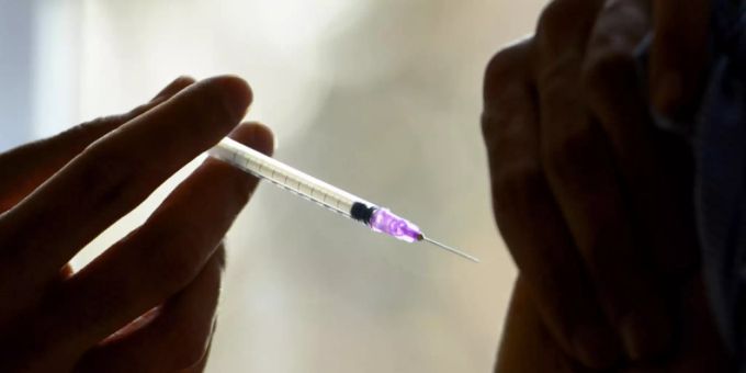 Impfen mit dem Vakzin von Pfizer/Biontech. Es brauche zuverlässigere Daten über die Wirkung der Impfstoffe, finden die «Freunde der Verfassung». (Archivbild) Impfen mit dem Vakzin von Pfizer/Biontech. Es brauche zuverlässigere Daten über die Wirkung der Impfstoffe, finden die «Freunde der Verfassung». (Archivbild)