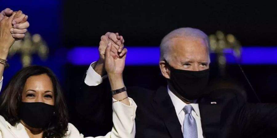 Joe Biden (r, «President Elect») und Kamala Harris («Vicepresident Elect») feiern - und werden gefeiert, auch von vielen Künstlern. Foto: Andrew Harnik/AP/dpa