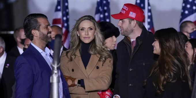 Donald Trump Jr. und seine Freundin Kimberly Guilfoyle, rechts, sprechen mit Lara und Eric Trump, während einer Wahlkampfveranstaltung von Präsident Donald Trump in Kenosha. Election 2020 Trump