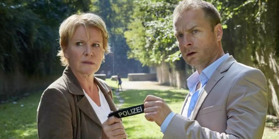 Marie Brand (Mariele Millowitsch) und ihr Kollege Jürgen Simmel (Hinnerk Schönemann) nehmen den Tatort genau unter die Lupe. Foto: Guido Engels/ZDF/dpa