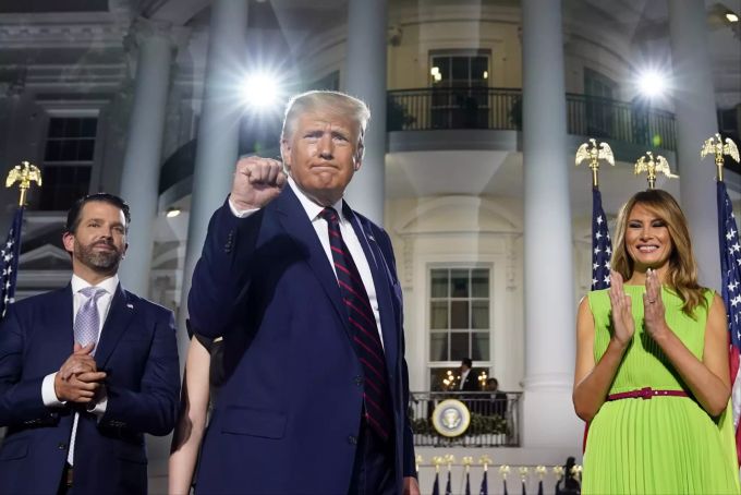 Donald Trump posiert am 27. August vor dem Weissen Haus. Trump and Trumpism