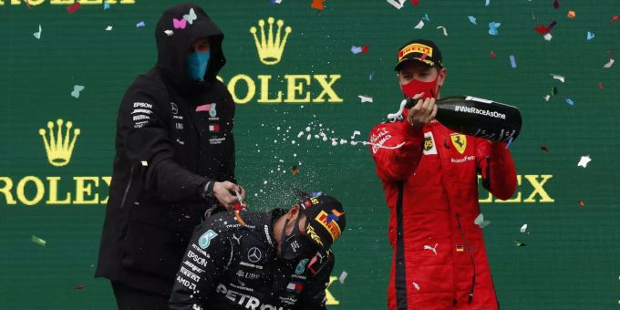 Lewis Hamilton auf dem Podest nach seinem Sieg im Grossen Preis der Türkei. Lewis Hamilton