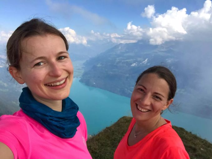 Beide Frauen gehen in ihrer Freizeit gerne wandern. Marsch