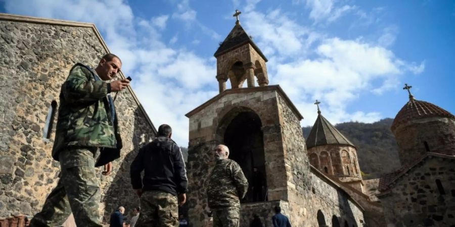 Armenische Soldaten im Klosterkomplex Dadiwank