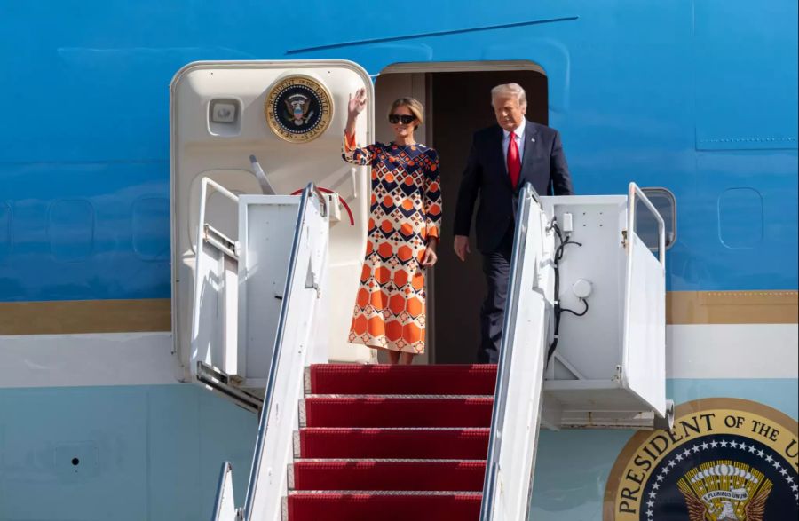 Beim Verlassen der Air Force One auf dem Flughafen von Palms Beach winkte Melania Trump den Fotografen zu.