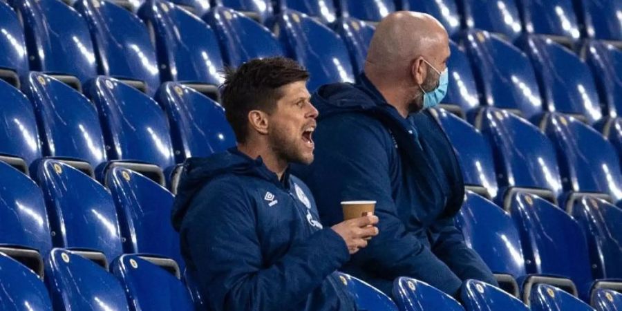 Konnte sein Team vorerst nur von der Tribüne unterstützen: Schalke-Rückkehrer Klaas-Jan Huntelaar. Foto: Marius Becker/dpa
