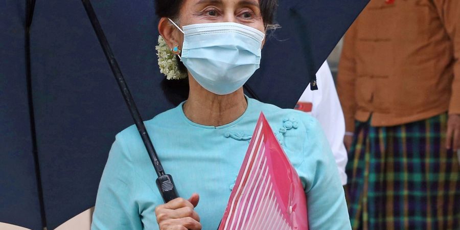 Die Friedensnobelpreisträgerin wurde wegen verschiedener angeblicher Vergehen zu mehr als 30 Jahren Haft verurteilt und sitzt im Gefängnis: Aung San Suu Kyi.