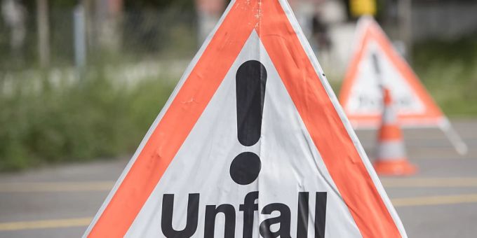 Auf der Autobahn A1 bei Zürich-Seebach ist es am Freitag kurz vor Mitternacht zu einem tödlichen Verkehrsunfall gekommen: Ein Mann wurde nach einer Streifkollision von einem nachfolgenden Auto erfasst und weggeschleudert. (Symbolbild) Auf der Autobahn A1 bei Zürich-Seebach ist es am Freitag kurz vor Mitternacht zu einem tödlichen Verkehrsunfall gekommen: Ein Mann wurde nach einer Streifkollision von einem nachfolgenden Auto erfasst und weggeschleudert. (Symbolbild)
