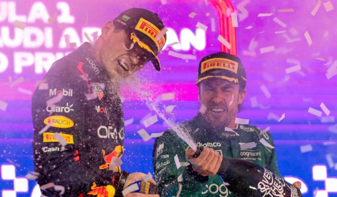 Fernando Alonso (Aston Martin) jubelt auf dem Podest beim Saudi-Arabien-GP der Formel 1. Fernando Alonso Formel 1