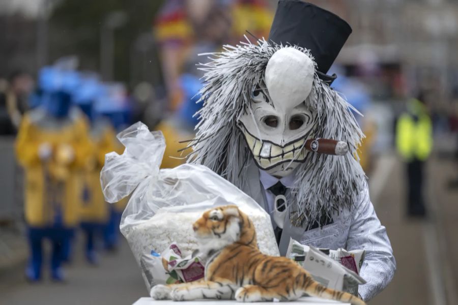 Die Waggis werfen den Zuschauern beim Cortège an der Basler Fasnacht oft Gemüse, Früchte und Süssigkeiten zu. Vieles davon landet aber nicht in den Händen des Publikums sondern auf dem Boden.