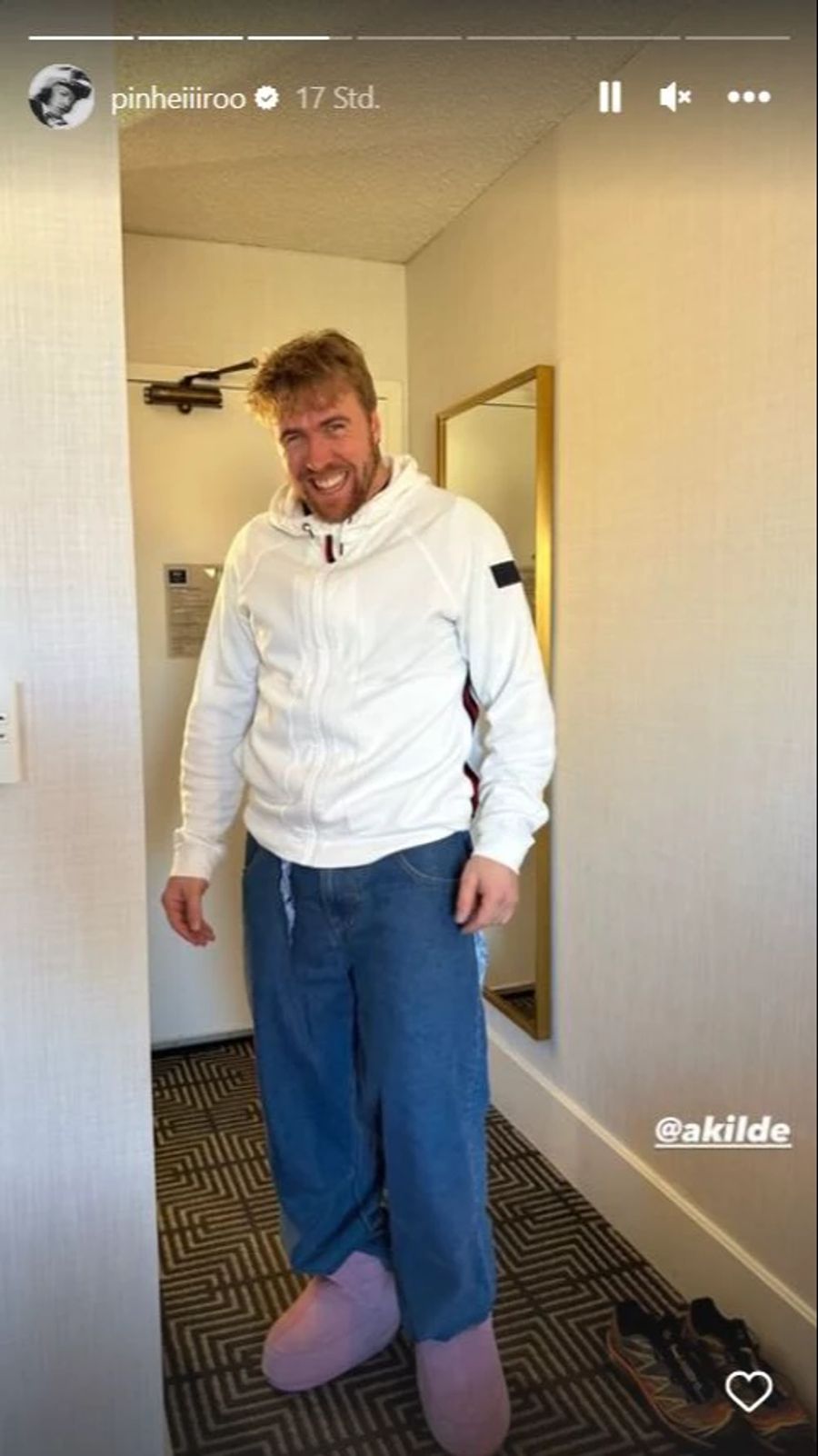 Aleksander Kilde amüsiert sich prächtig ab den Schuhen seines norwegischen Teamkollegen.