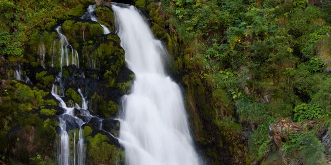 Der Wasserfall in Jaun in der Schweiz. Dorfleben