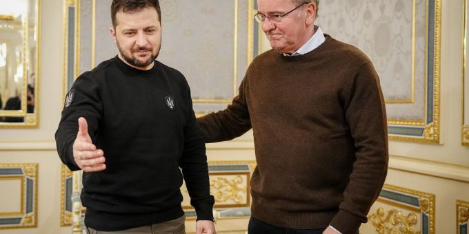 Bundesverteidigungsminister Boris Pistorius (r) wird vom ukrainischen Präsidenten Wolodymyr Selenskyj in Kiew empfangen. (Archivbild) Bundesverteidigungsminister Boris Pistorius (r) wird vom ukrainischen Präsidenten Wolodymyr Selenskyj in Kiew empfangen.