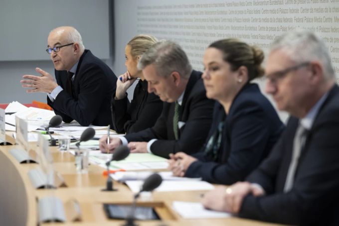 Nationalrat Gregor Rutz (ZH), links, spricht an der Seite von Nationalrätin und Vizepräsidentin SVP Schweiz, Celine Amaudruz (GE), Ständerat und Präsident SVP Schweiz Marco Chiesa (TI), Nationalrätin Martina Bircher (AG), und Nationalrat Andreas Glarner (ZH), von links, an einer Medienkonferenz der SVP zur Schweizer Asylpolitik, am Dienstag, 31. Januar 2023, in Bern. SVP Migrationspolitik Positionspapier MK