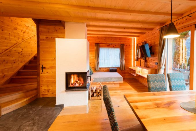 Entspannung pur in der heimeligen Stube. Holzhütte innen