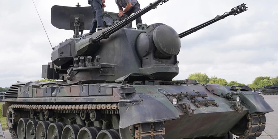 Wirkungsvoll gegen Angriffe aus der Luft: der deutsche Flugabwehrkanonenpanzer Gepard. (im Bild: Bundeskanzler Olaf Scholz klettert bei einem Besuch auf dem Truppenübungsplatz Putlos in Schleswig-Holstein im August 2022 auf den Panzer)