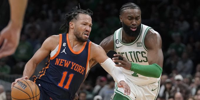 Knicks-Guard Jalen Brunson feiert mit seinem Team den Sieg bei den Celtics. NBA