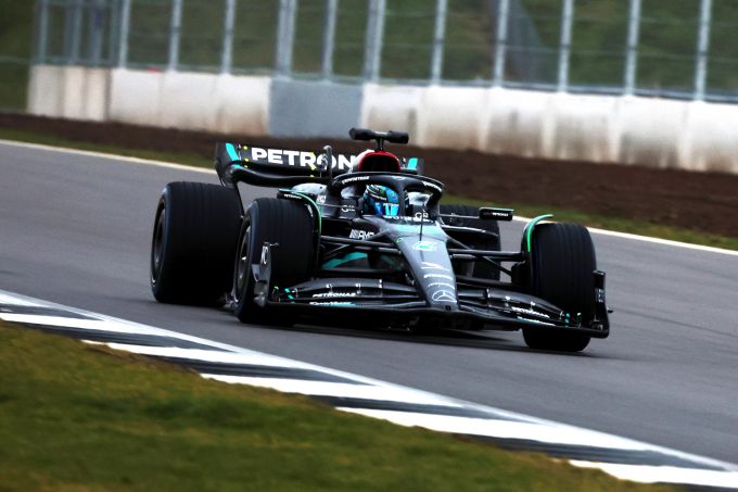 George Russell bei der ersten Ausfahrt mit dem Mercedes W14 in Silverstone. George Russell Mercedes W14