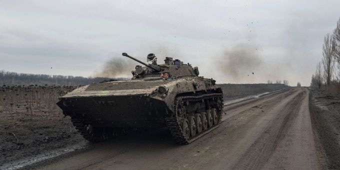 Ukrainische Soldaten fahren nahe Bachmut in Richtung der Frontstellungen. Ukrainische Soldaten fahren nahe Bachmut in Richtung der Frontstellungen.