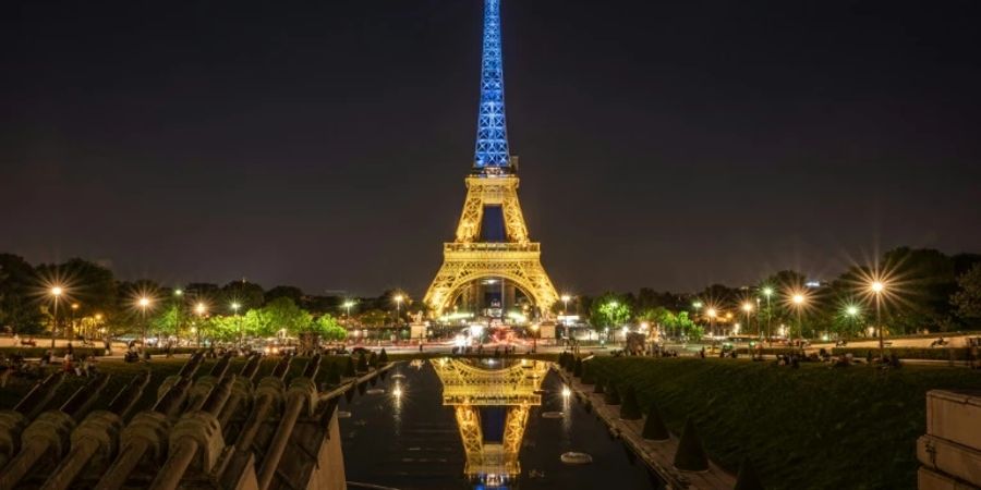 Eiffelturm in den Farben der Ukraine