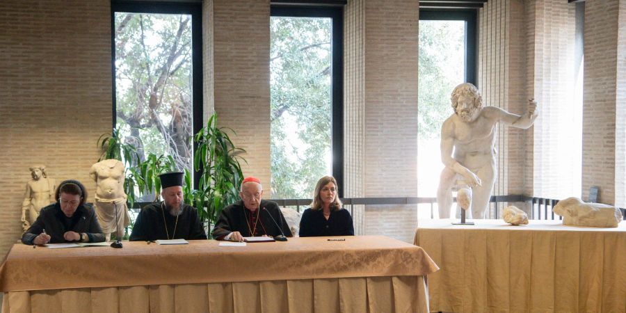 Unterzeichnung der Schenkungsurkunde für drei Fragmente des Parthenon-Tempels, die rechts auf dem Tisch ausgestellt sind.