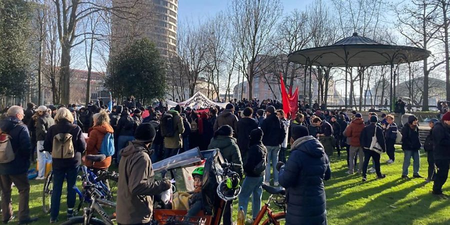 Rund 300 Menschen haben sich am Samstagnachmittag in Basel zu einer «revolutionären Klimakundgebung» versammelt.