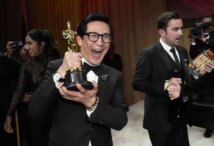 Kee Huy Quan und Jamie Lee Curtis Oscars als Nebendarsteller. Jamie Lee Curtis Oscars